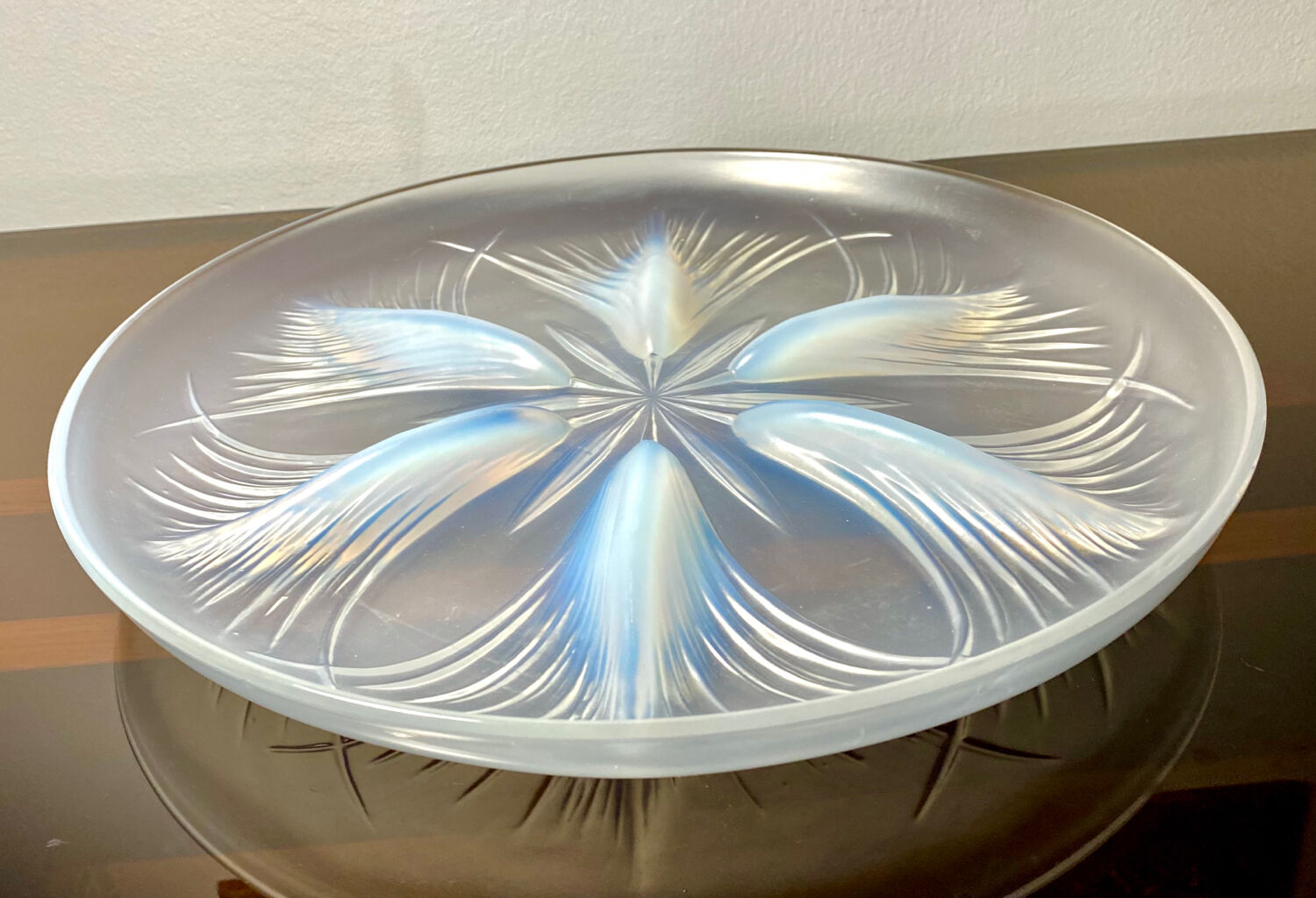 Verlys opalescent /opaline decorative tray (d.32.3cm)