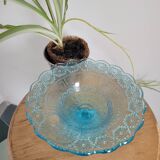 Assiette sur piedouche en verre bleu