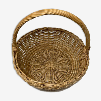 Round wicker basket