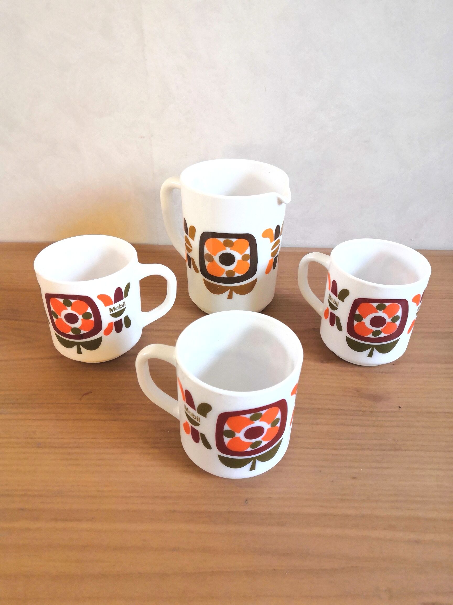 Mobil pitcher and 3 Mobil mugs design 70s