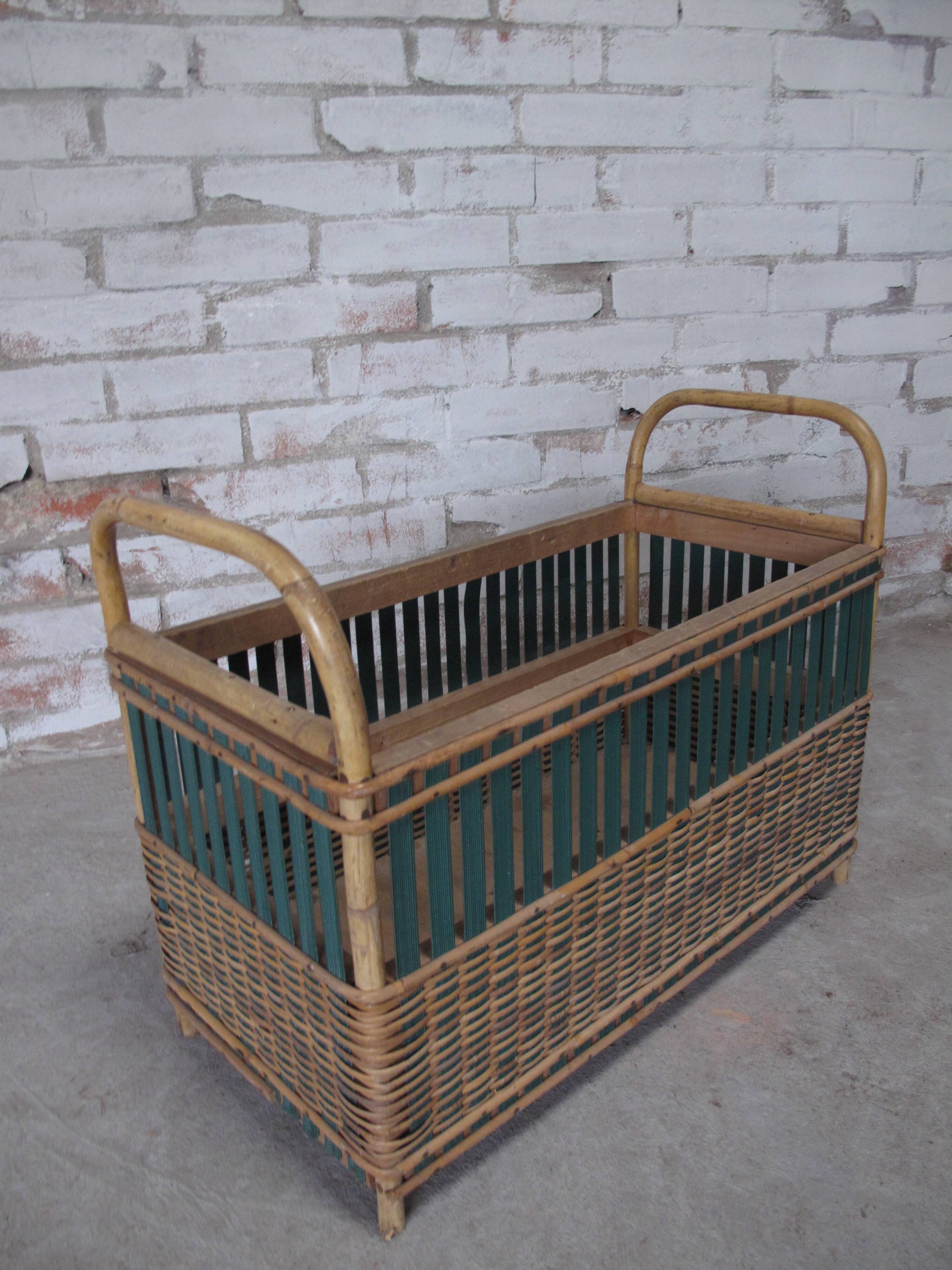 Caisse de rangement rotin et plastique
