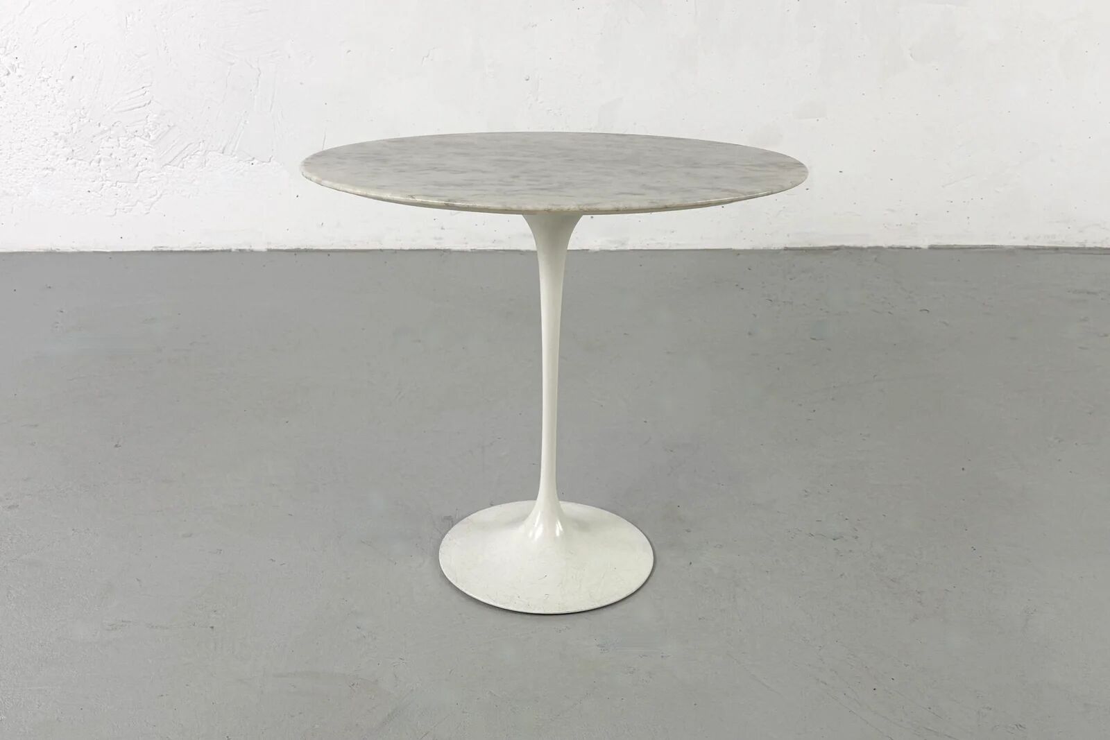 Tulip oval side table by Eero Saarinen for Knoll International – 1960s