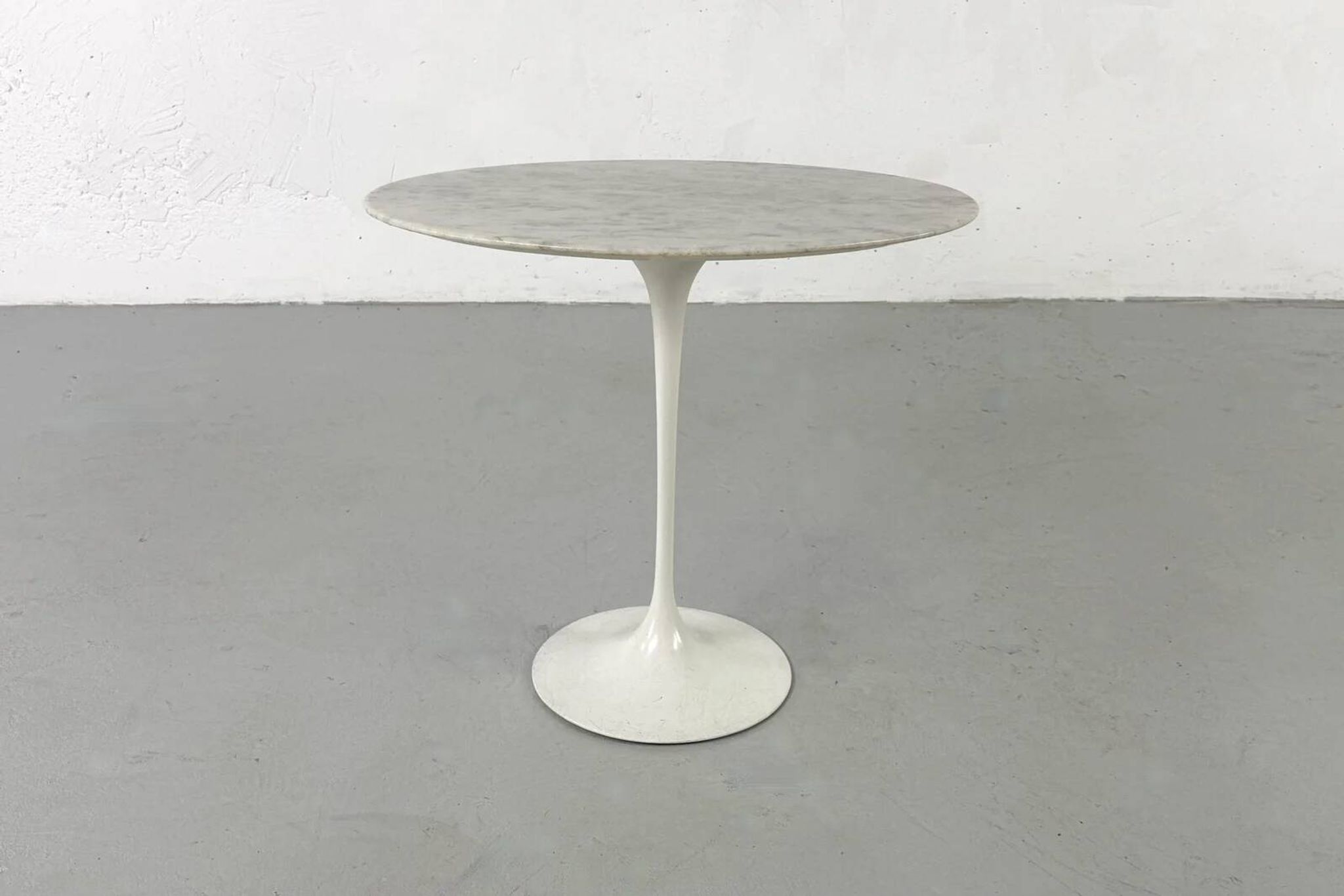 Tulip oval side table by Eero Saarinen for Knoll International – 1960s