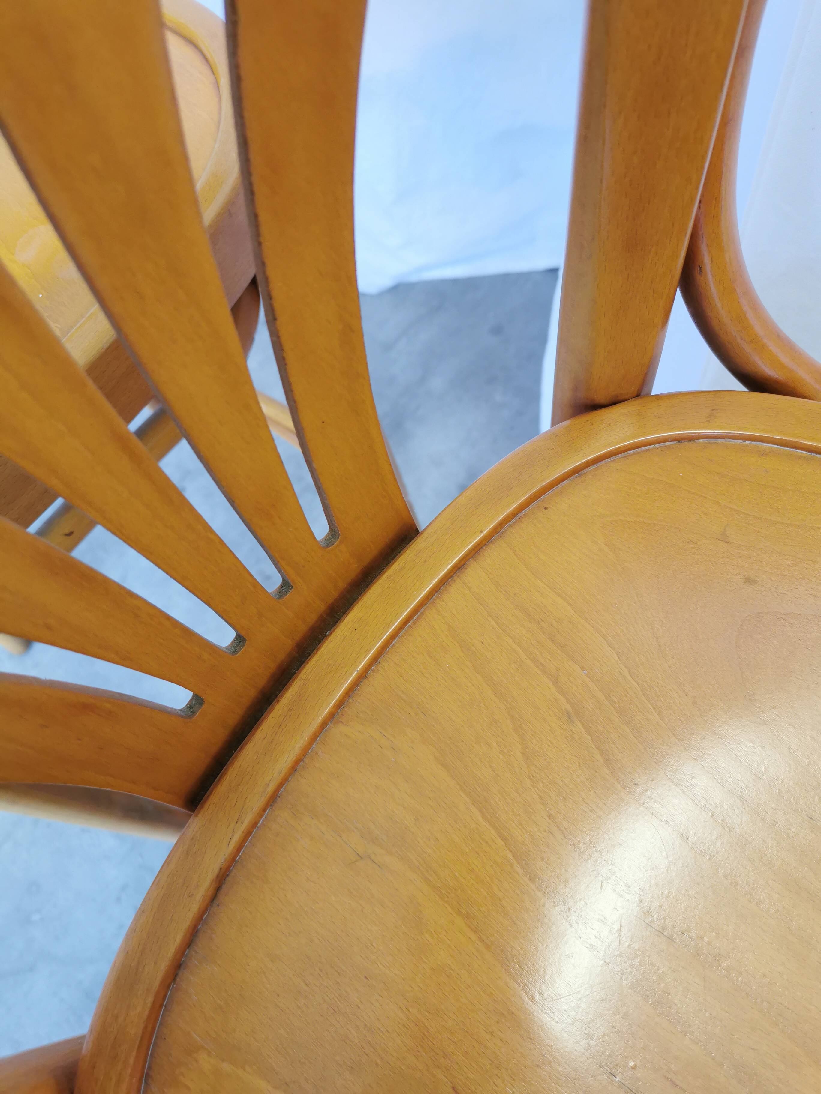 Ensemble de 4 chaises hautes de bar vintage en bois courbé avec accoudoirs / Couleur bois naturel