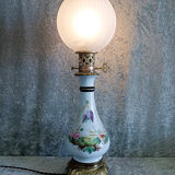Ancienne lampe à huile en porcelaine électrifiée