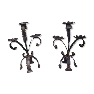 Deux chandeliers en fer