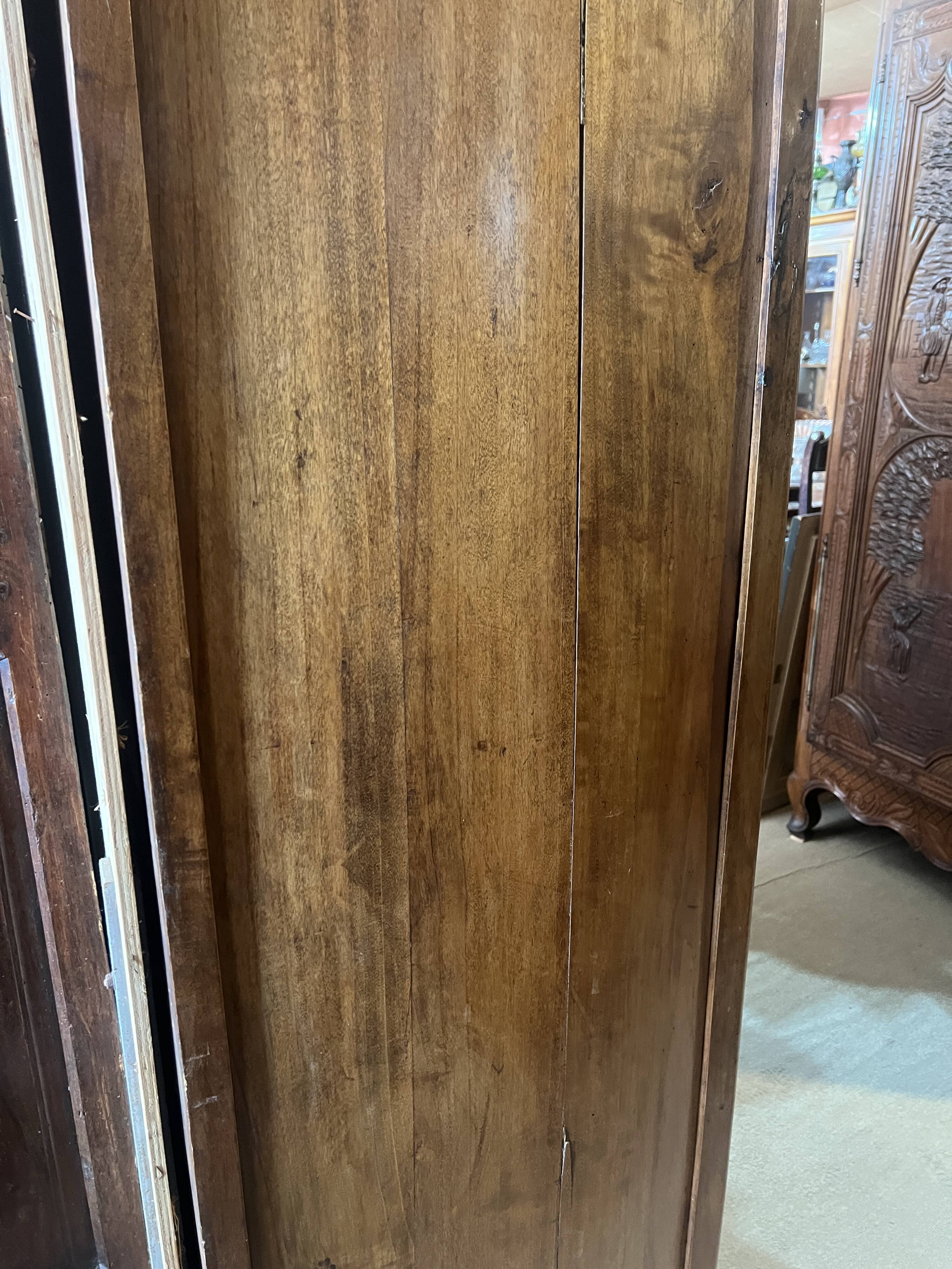 Two-door display cabinet in Louis Philippe style.