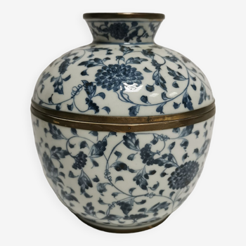 Pot couvert , monture laiton . Porcelaine Blue White signé . boite Chine Asie