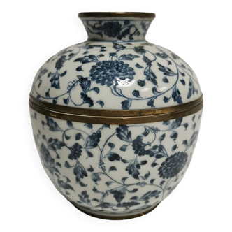 Pot couvert , monture laiton . Porcelaine Blue White signé . boite Chine Asie