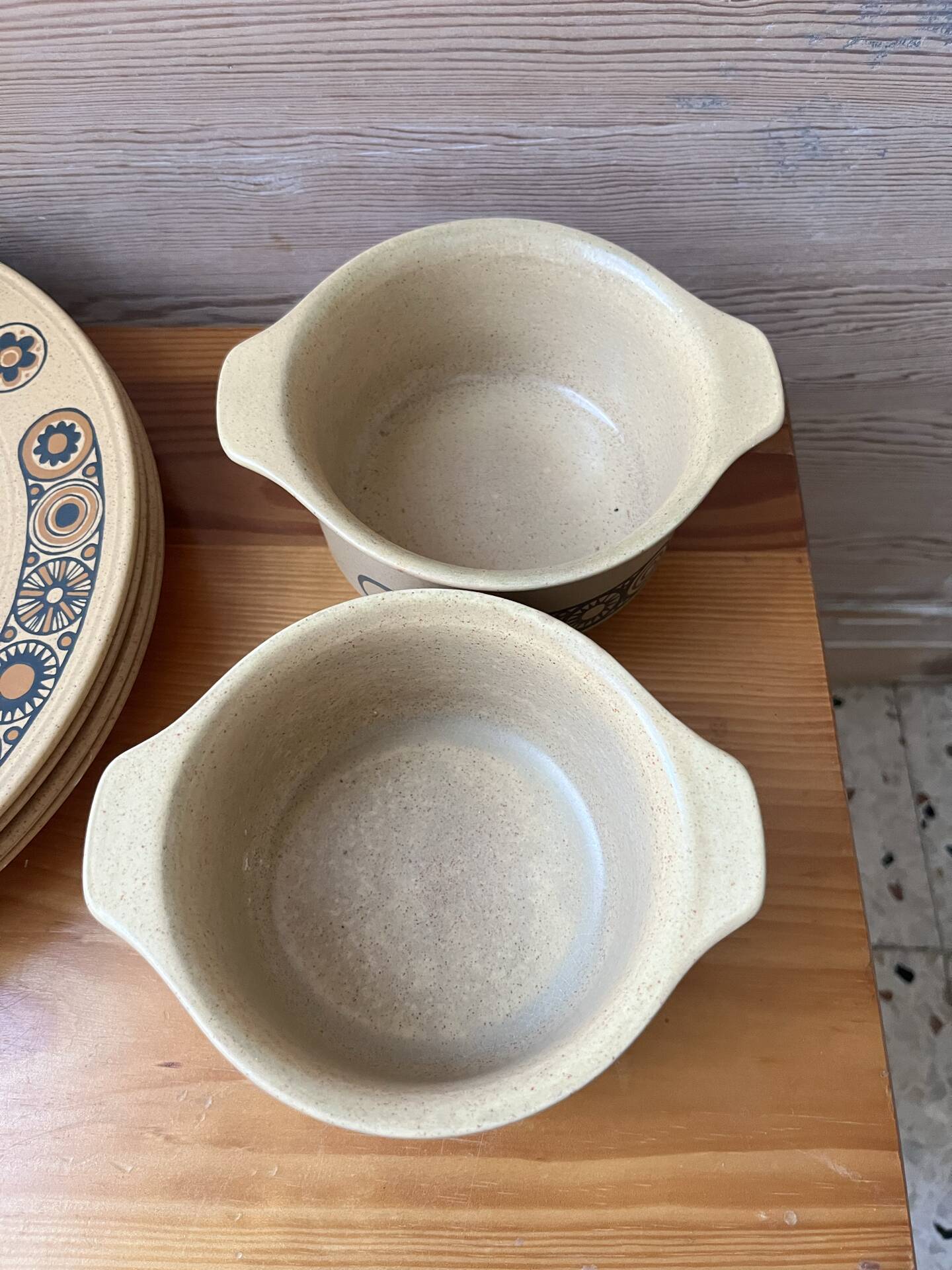 Série de 8 assiettes et 2 bols