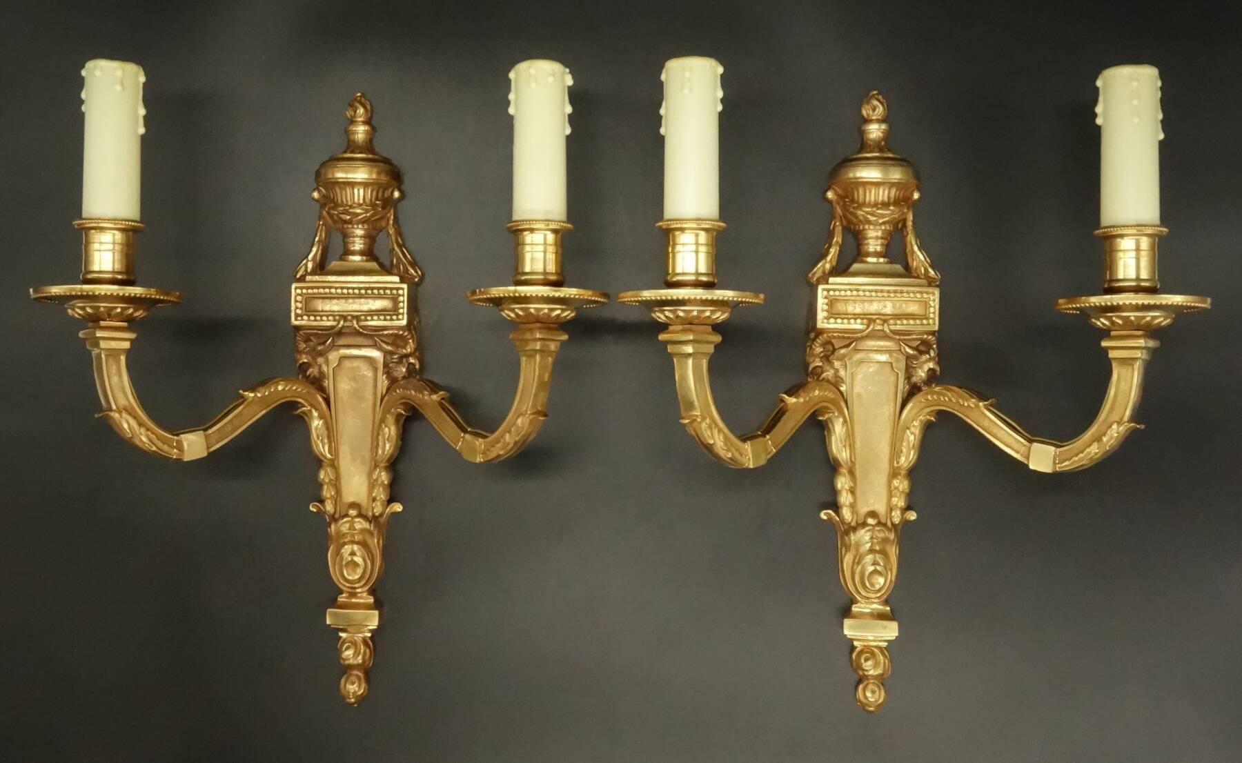 Pair of large wall lights, ram's heads, Louis XVI style - gilded bronze
