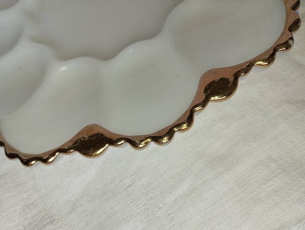 Plat à œufs ancien – Opaline blanche – Bord doré – Fin XIXe / début XXe