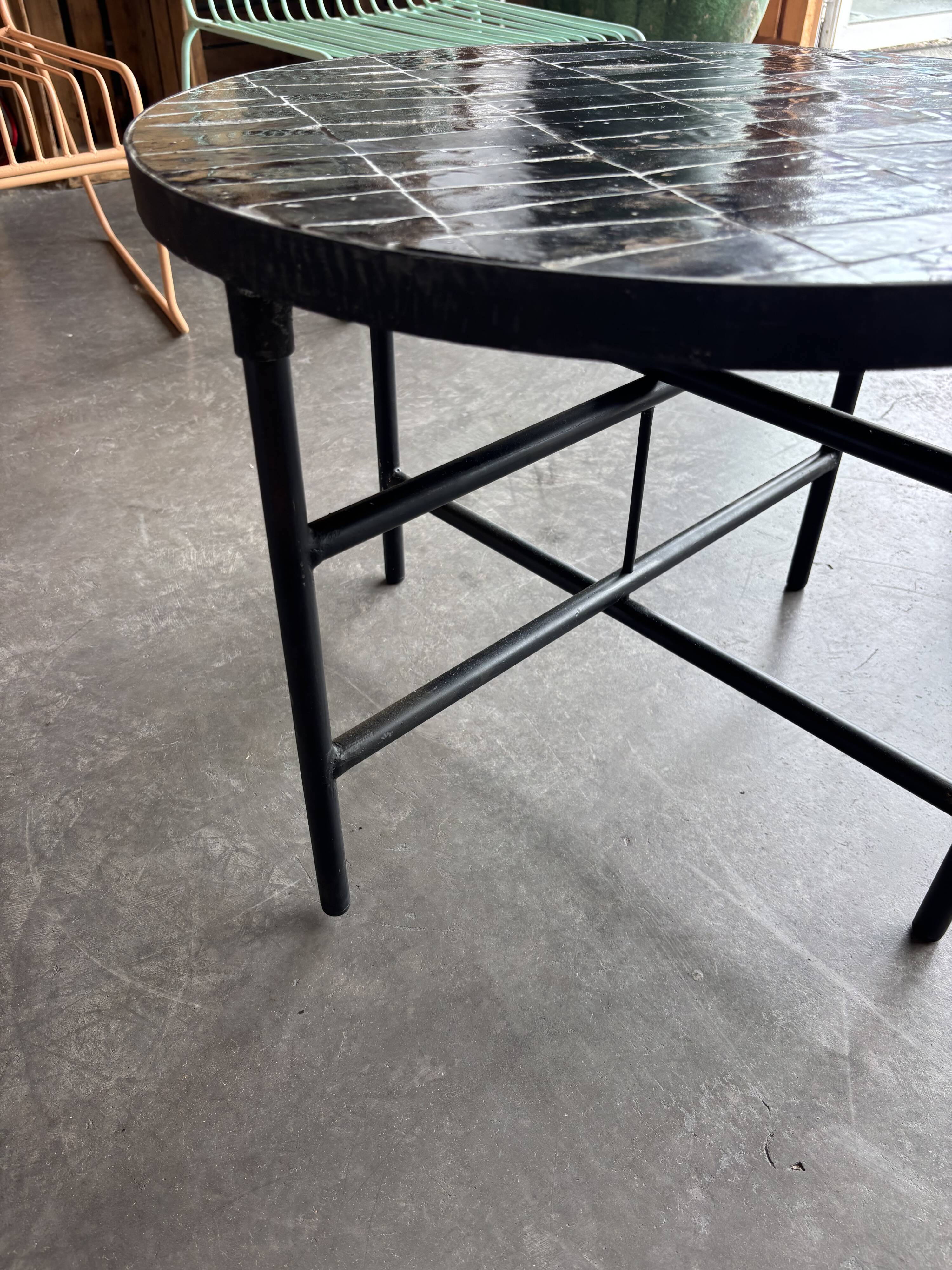 Round coffee table in black zellige – 60 cm artisanal Moroccan design
