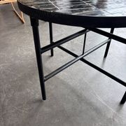 Table basse ronde en zellige noir – Design marocain artisanal 60 cm