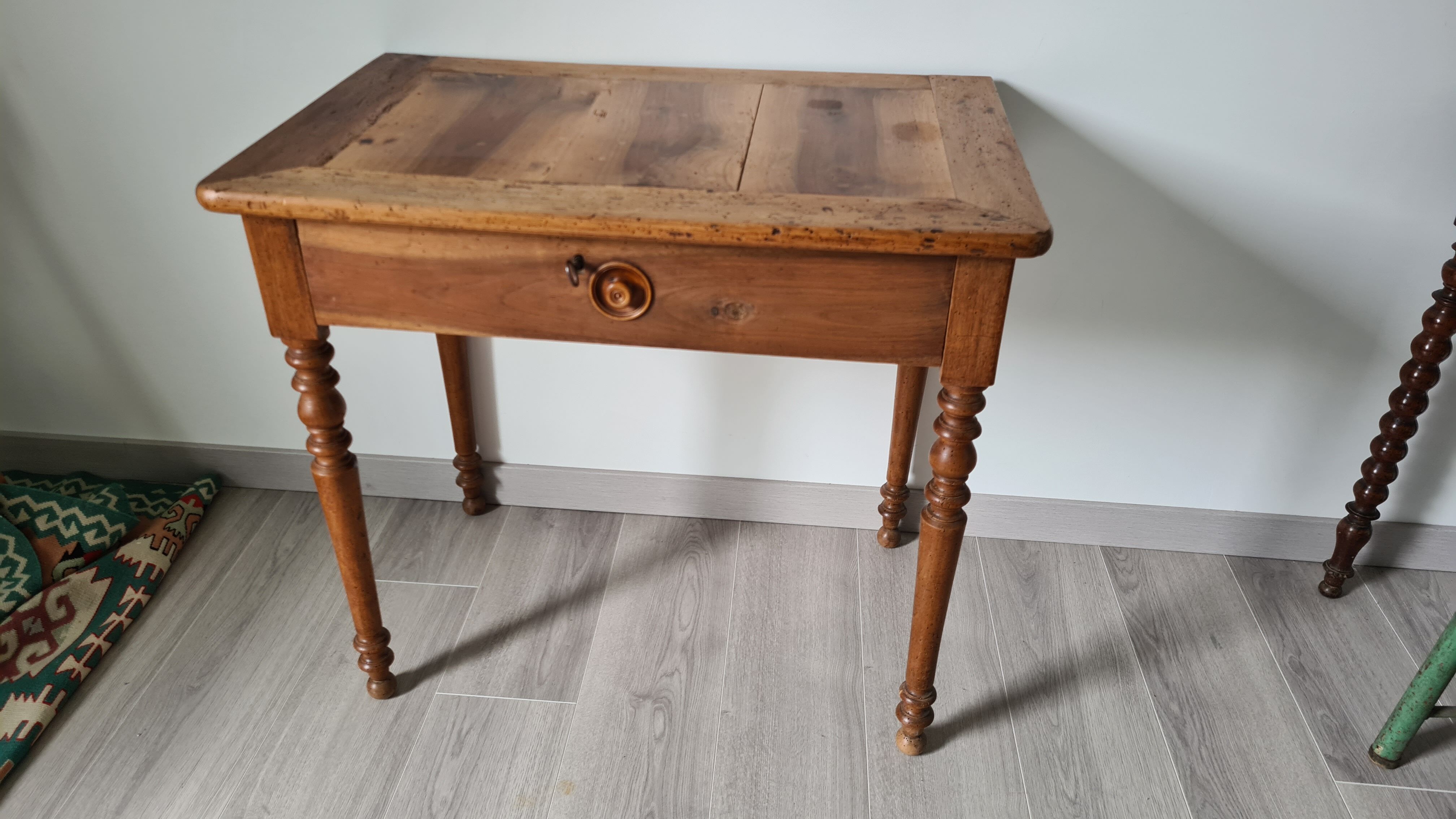 Desk with feet turned in oak