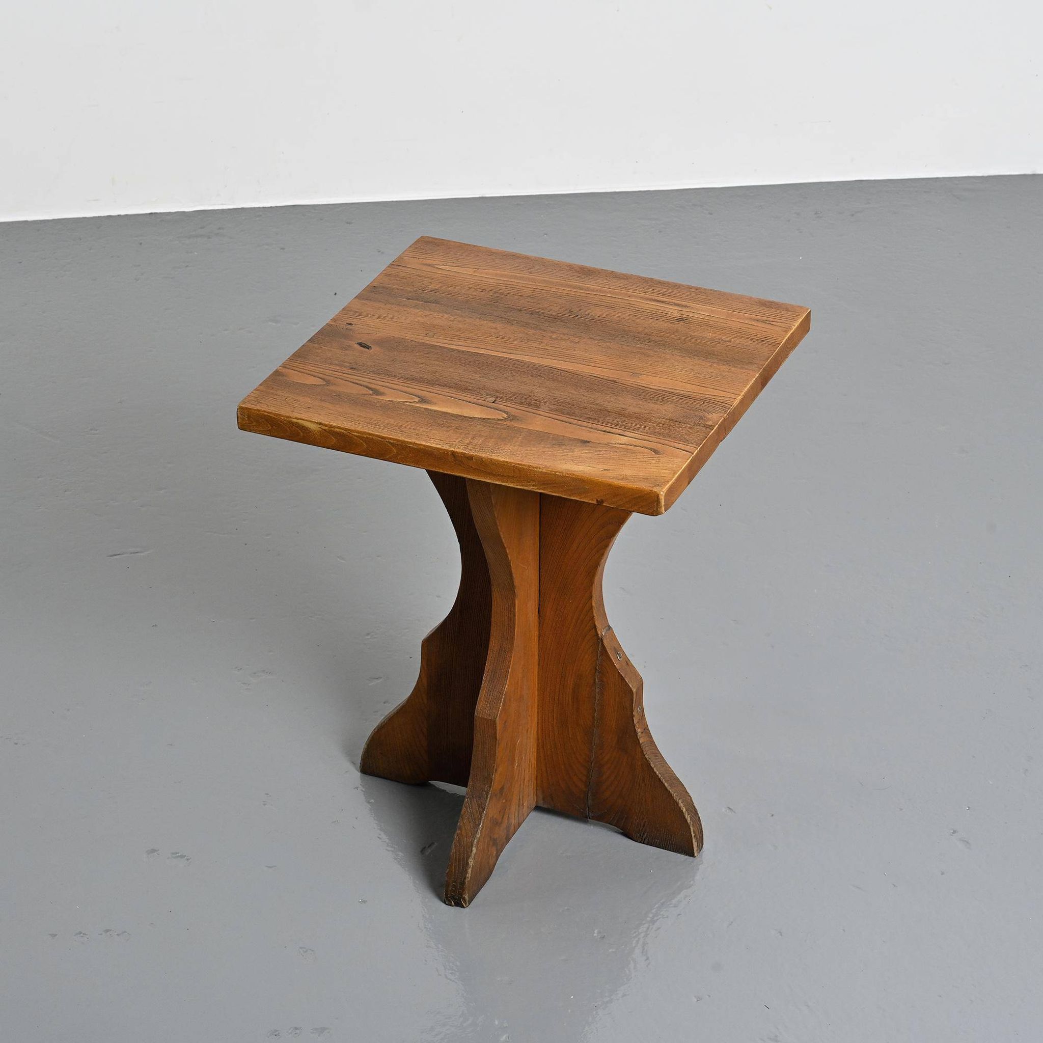 Paire de tables d'appoint en pin massif, Alpes françaises, vers 1970