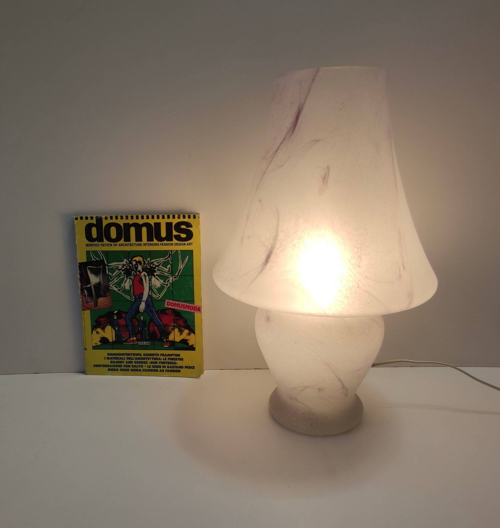 Lampe de table en verre Murano blanc avec un effet marbre rose, Italie