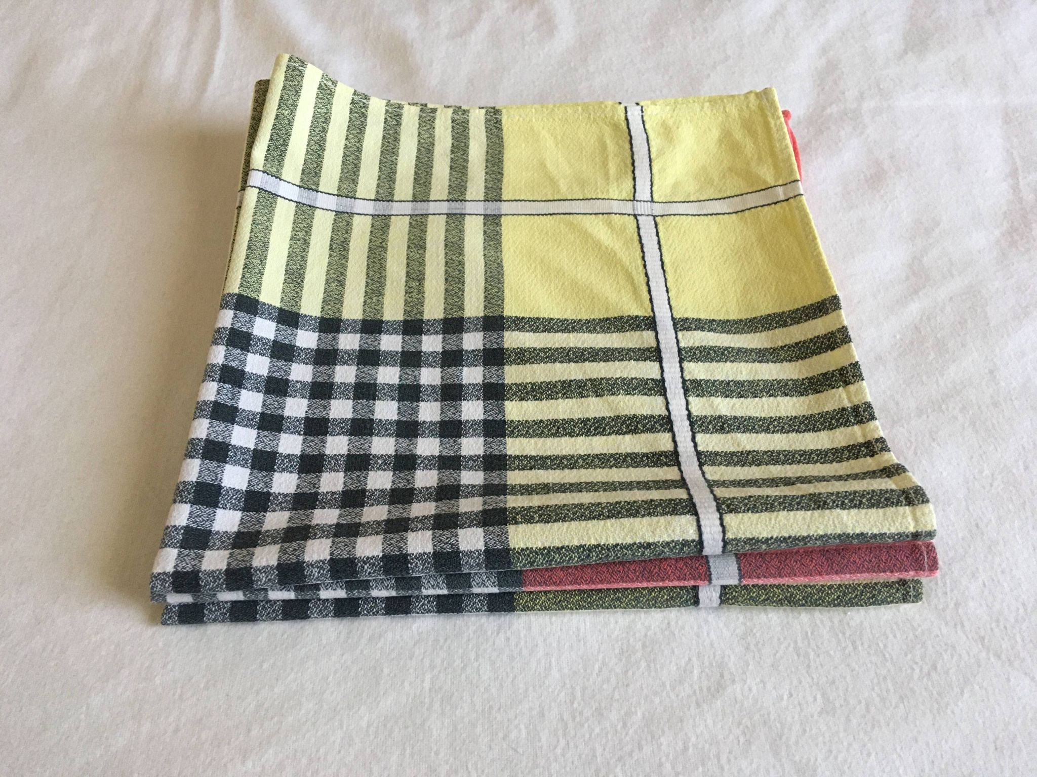 3 red/yellow bistro napkins 47 x 47