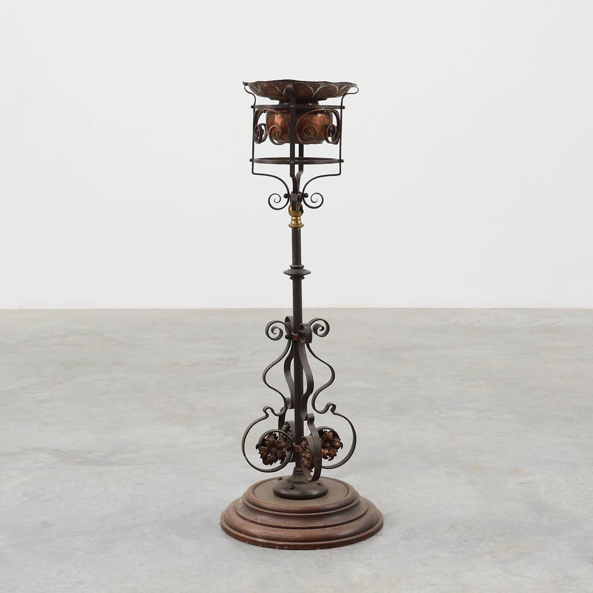 Art Nouveau planter in metal and copper, France ca. 1905