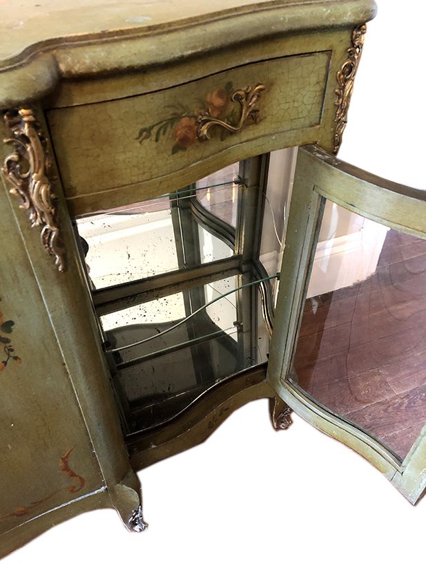 An eventful Venetian-style line, green laqué wood decorated with flowers