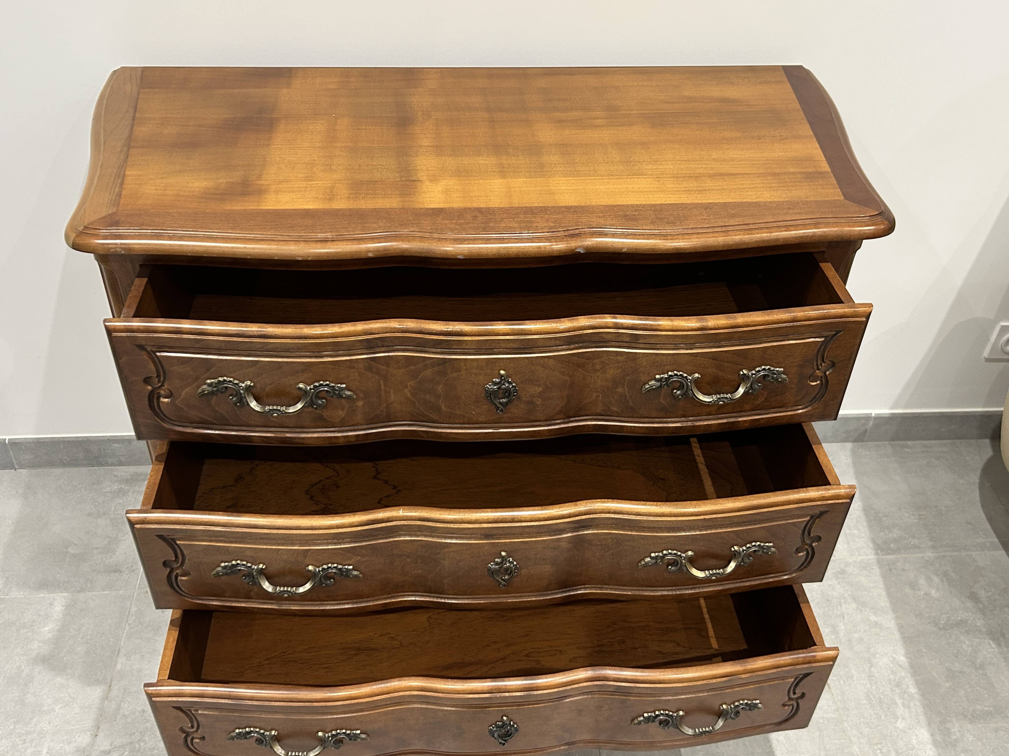 Commode de style Louis XV en bois naturel