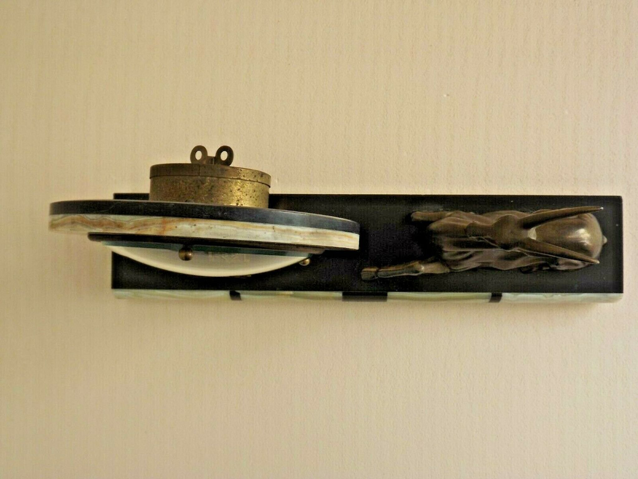 Horloge art déco marbre onyx & brass avec une gazelle spelter bronzée