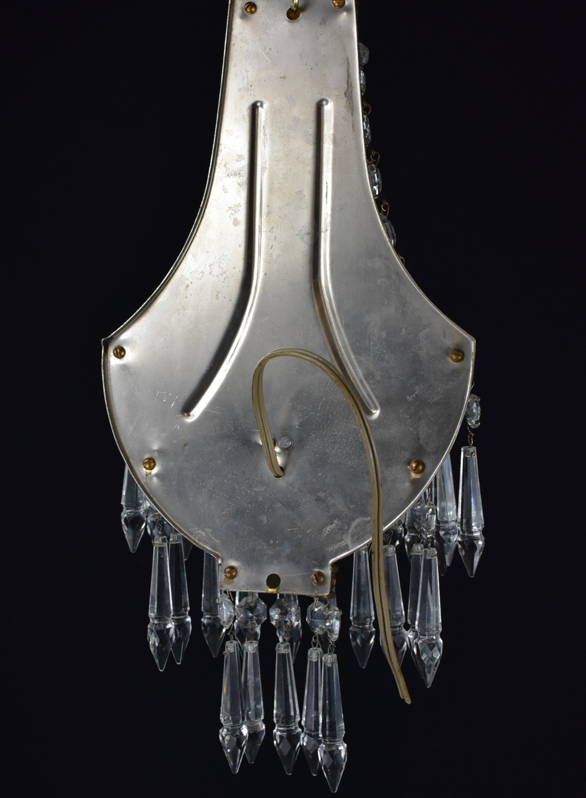 Applies glass tassels.