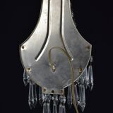 Applies glass tassels.