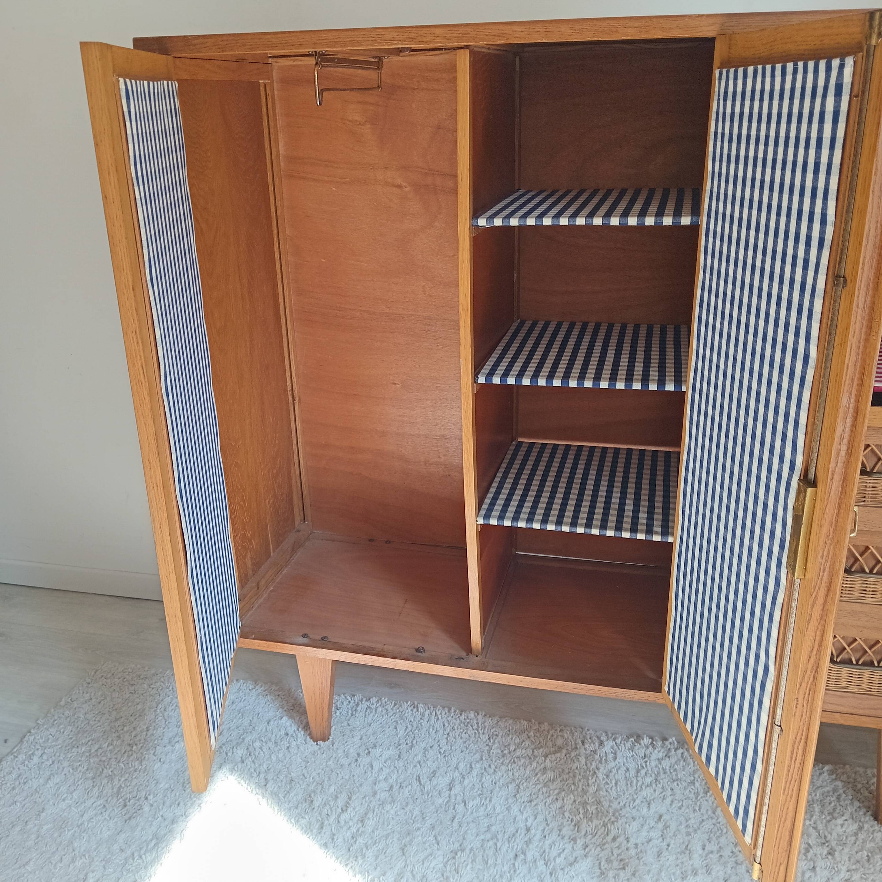 Armoire secrétaire vintage en osier et chêne clair – Années 6