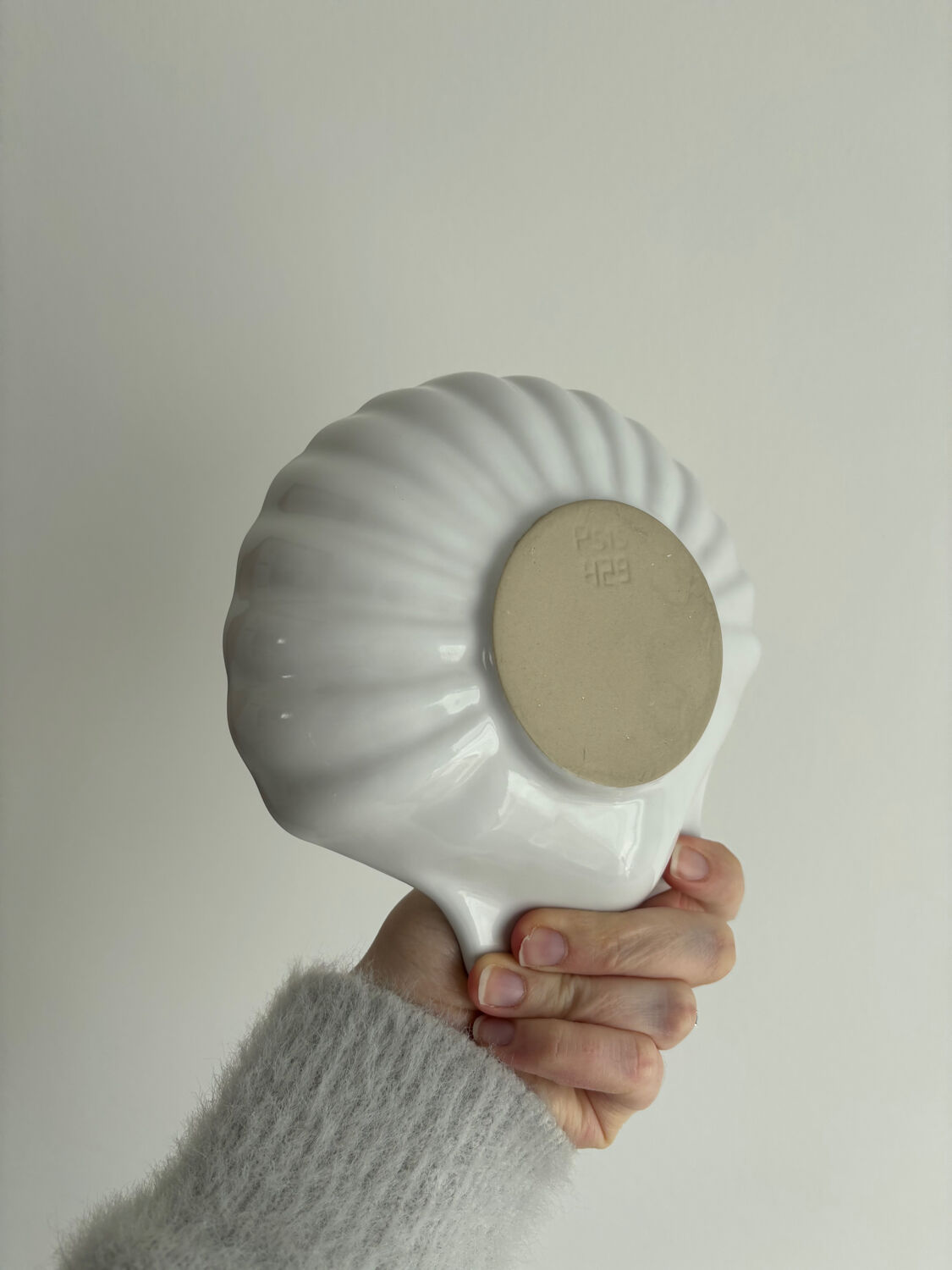 Set of 6 vintage shell-shaped small dishes – white ceramic bowls.