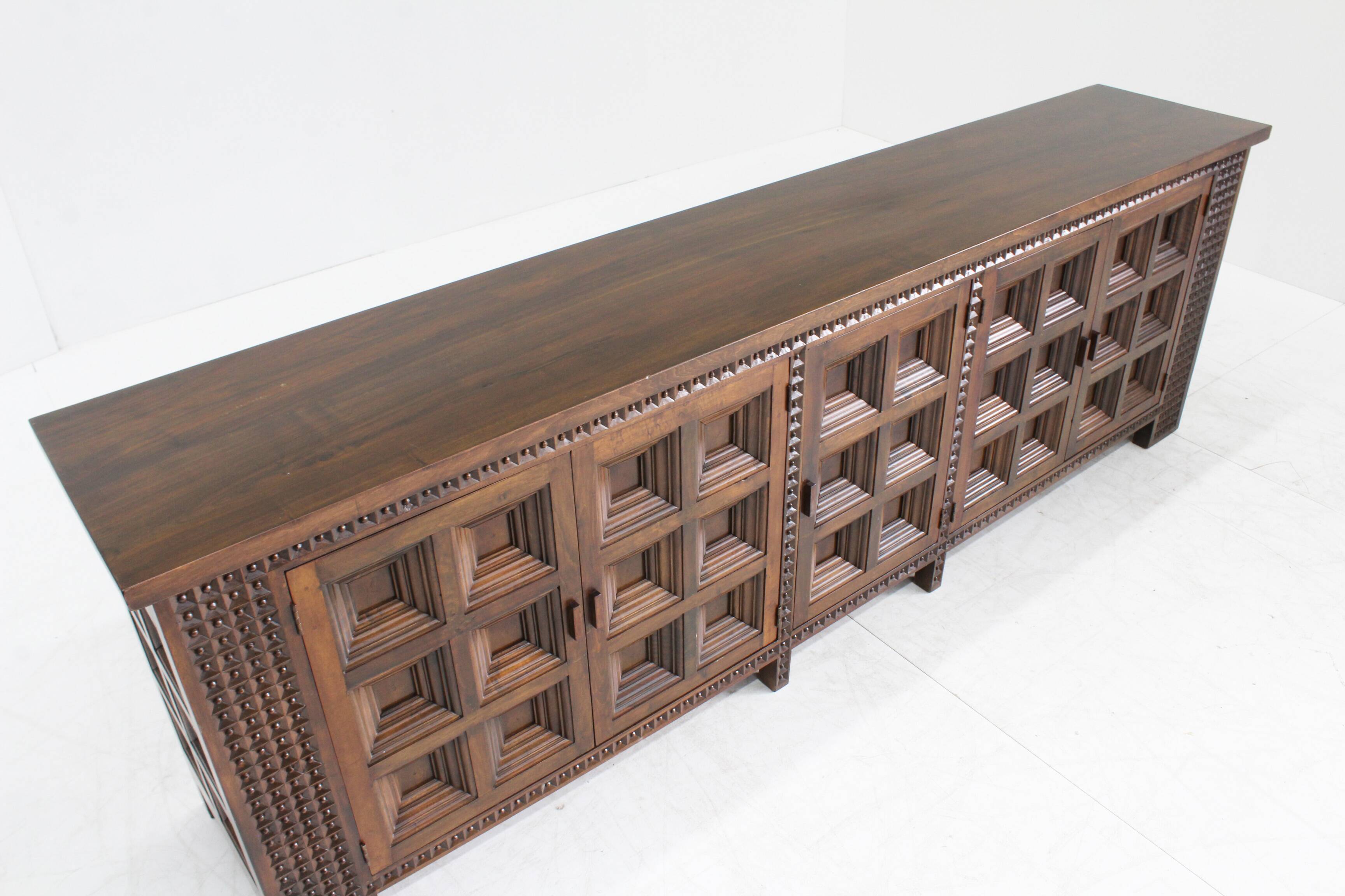 Buffet brutaliste espagnol en bois massif