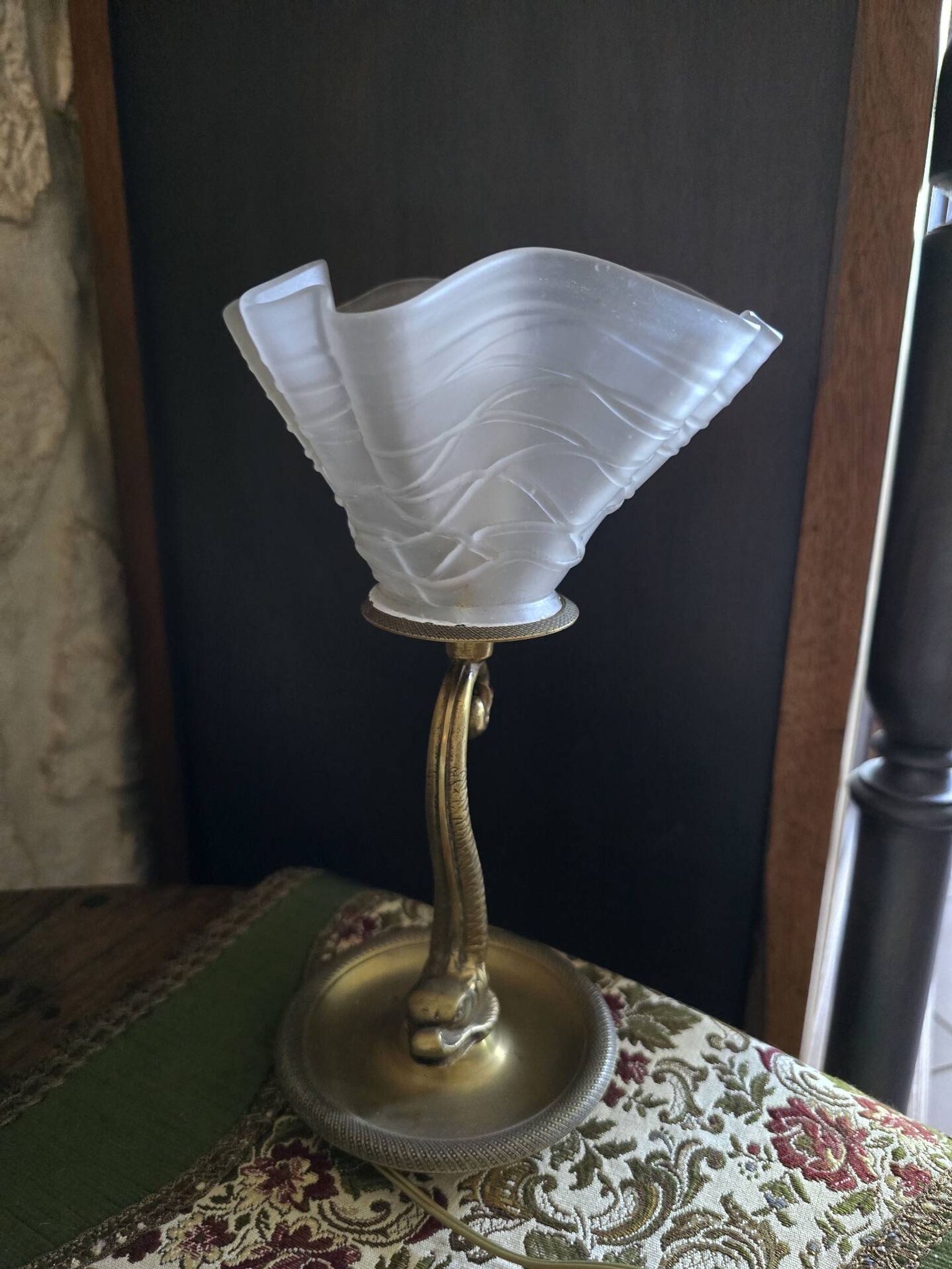 Lampe à poser pied laiton poisson et tulipe en verre drapée