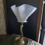 Lampe à poser pied laiton poisson et tulipe en verre drapée
