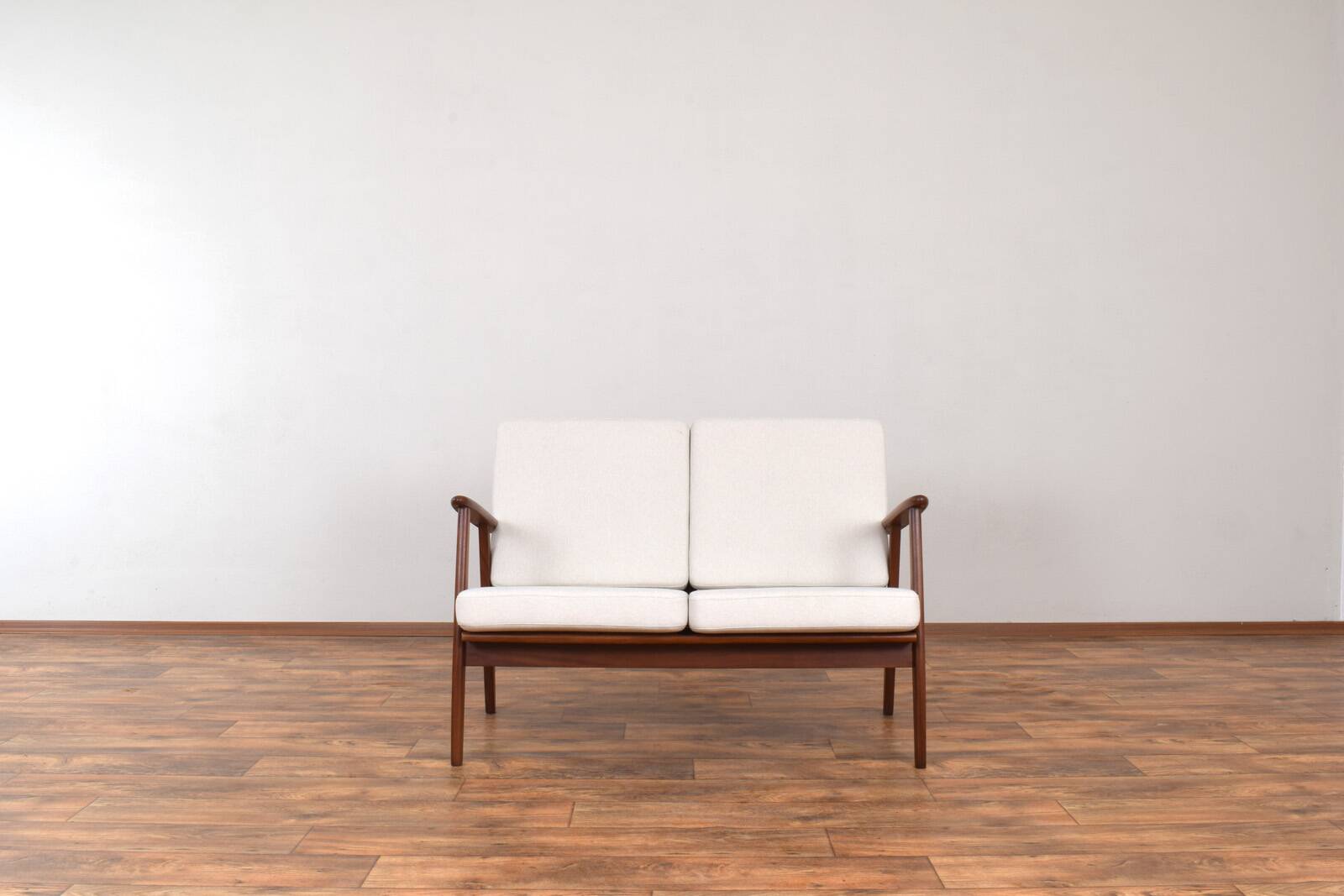 Canapé deux places en teck danois, style milieu du XXe siècle, années 1960.