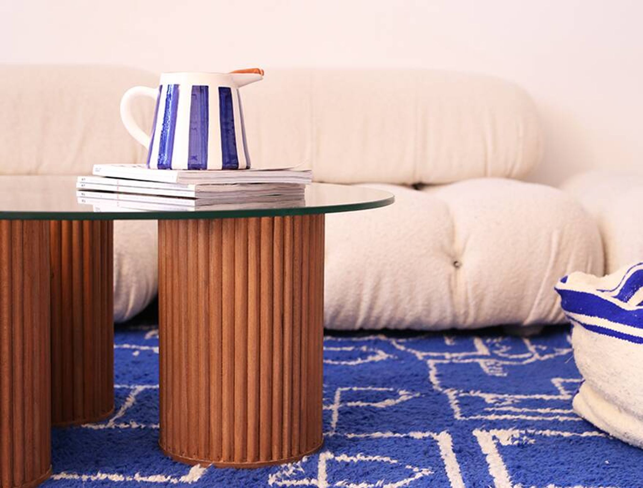 Table en bois de sapin et verre faite-main au Maroc