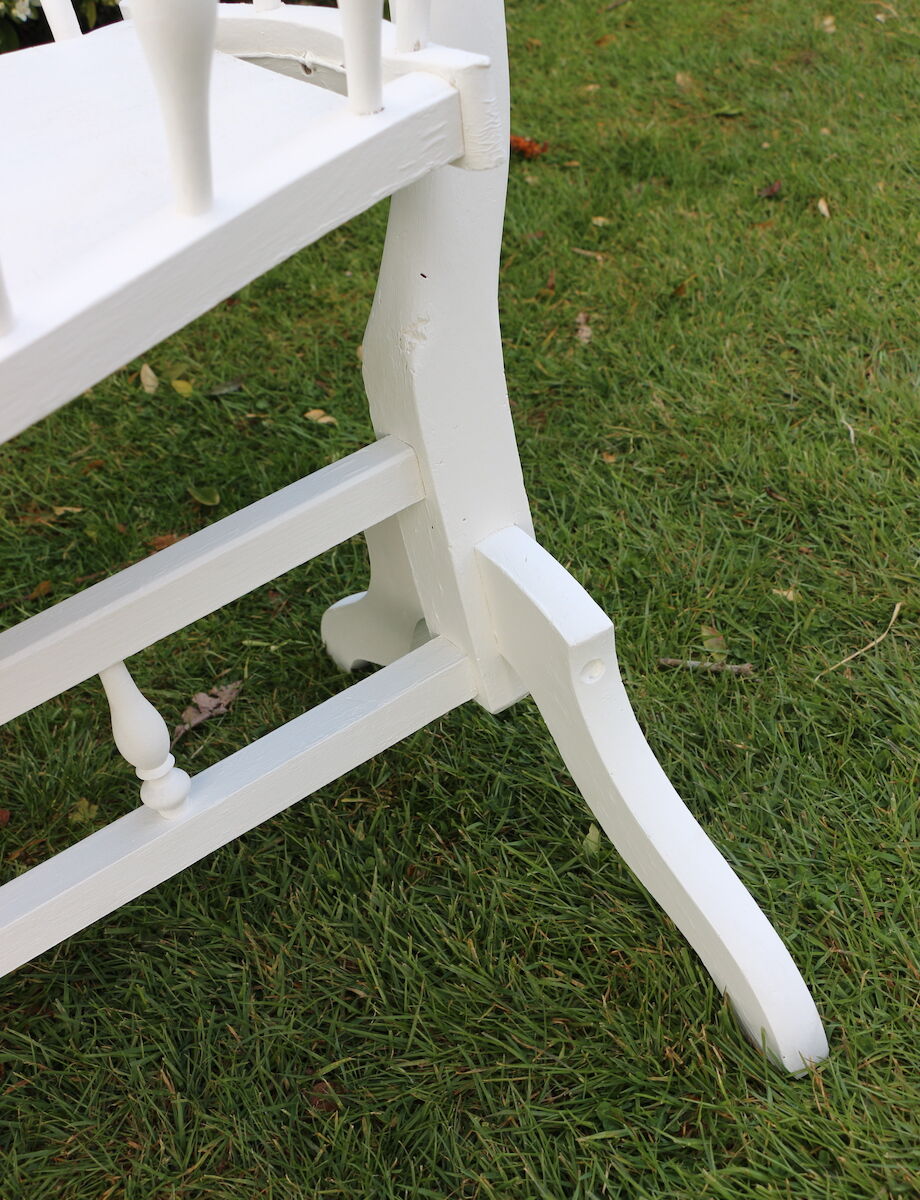 White wooden bercelonnette