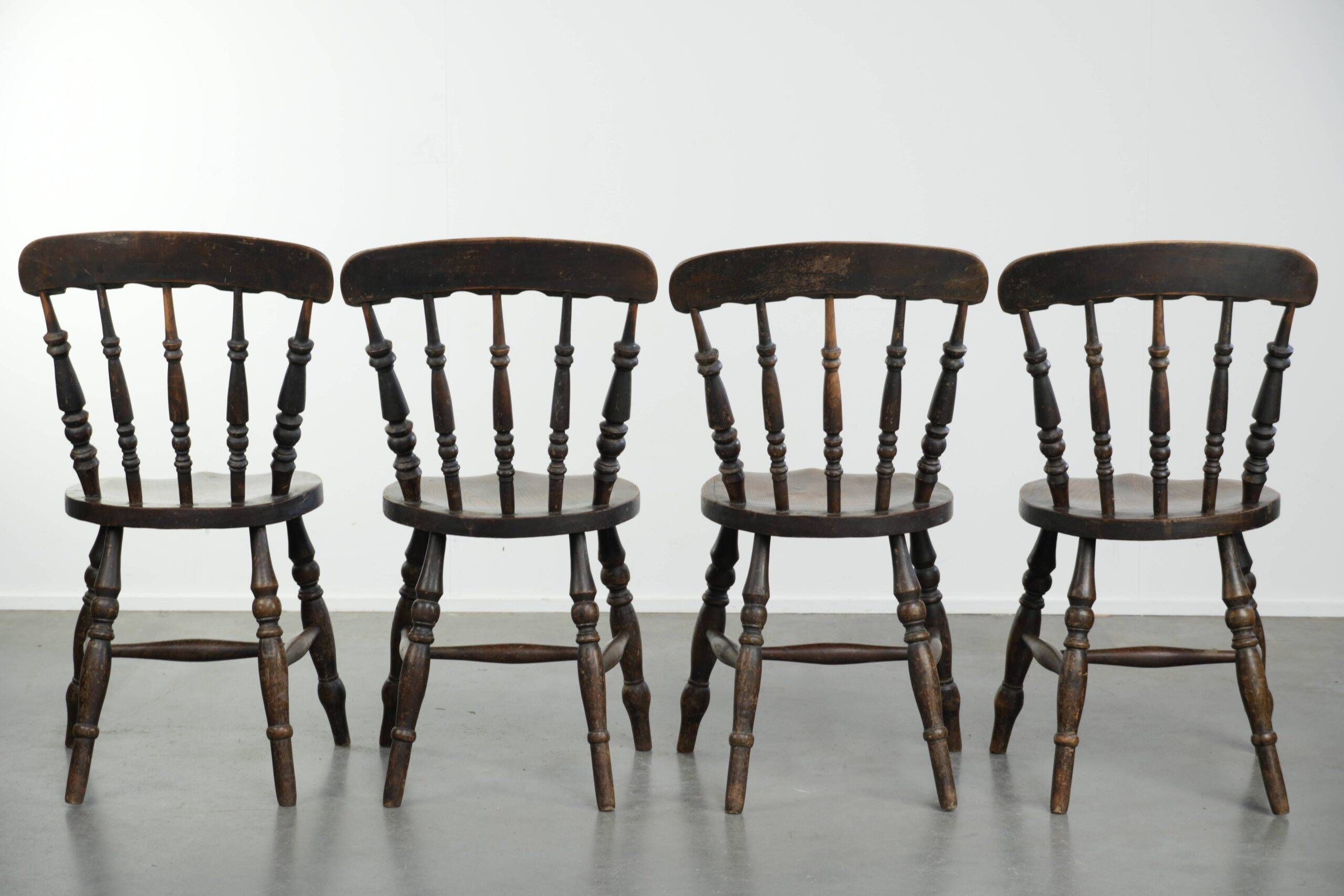 Set of 4 antique English wooden Windsor pub/bistro chairs from 19th century