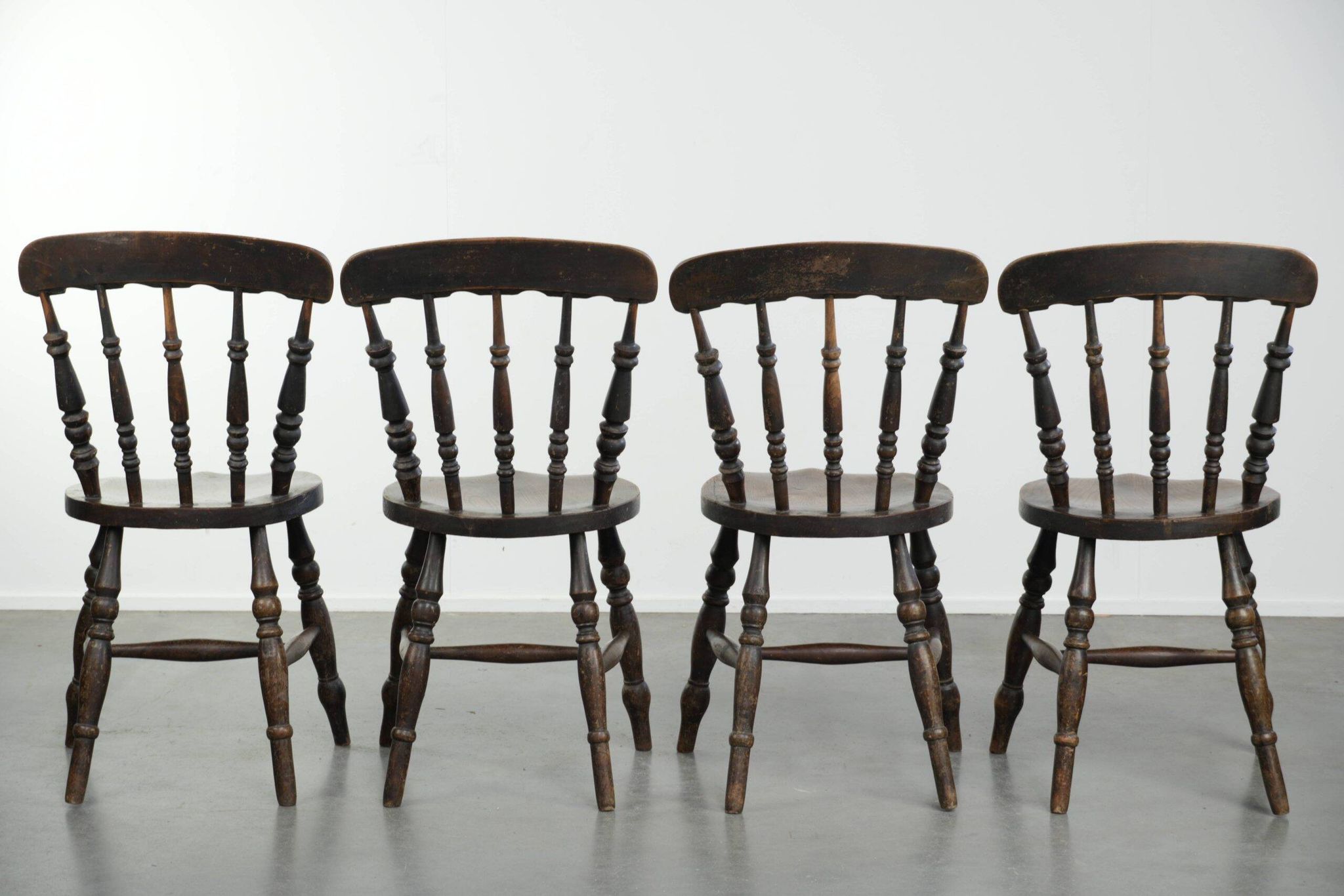 Set of 4 antique English wooden Windsor pub/bistro chairs from 19th century