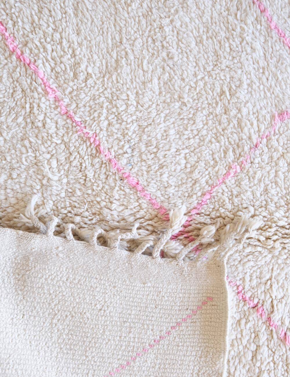 White and Pink Beni Ouarain Rug - 252 x 176 cm