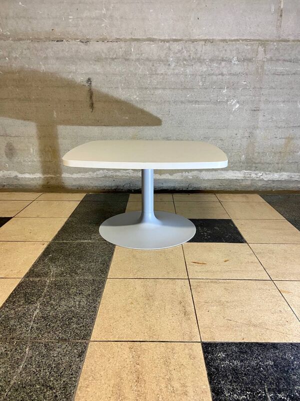 Table basse pied tulipe