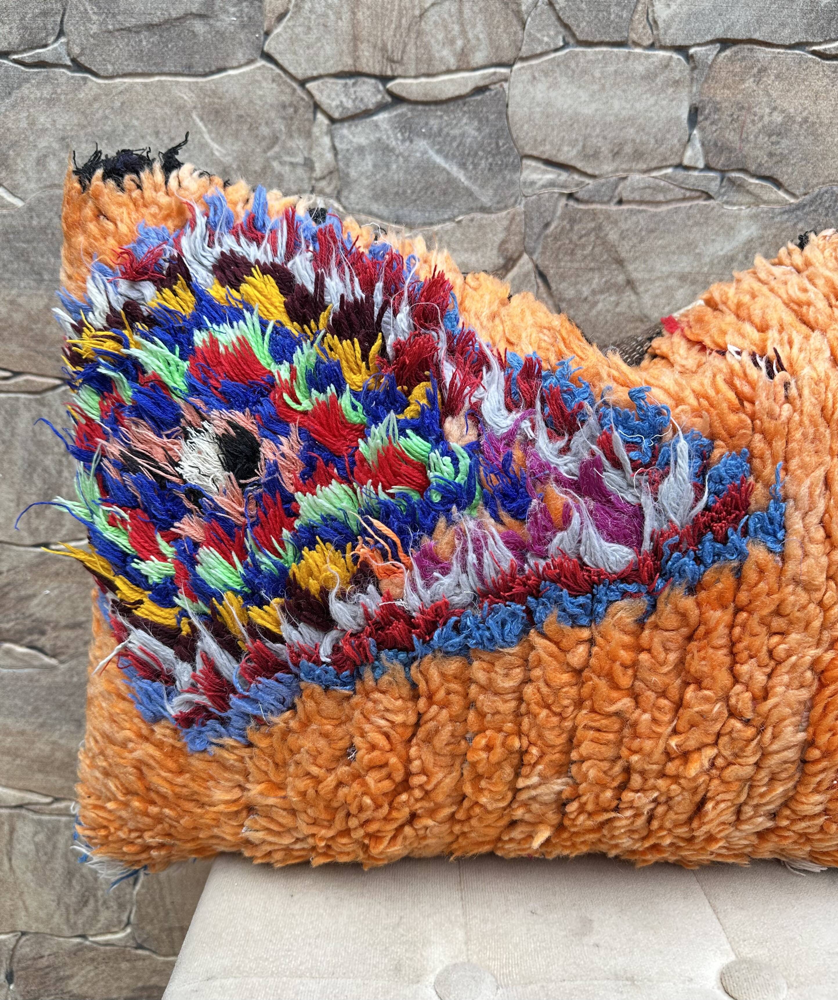 Vintage Berber Kilim cushion cover: Moroccan wool cushion.