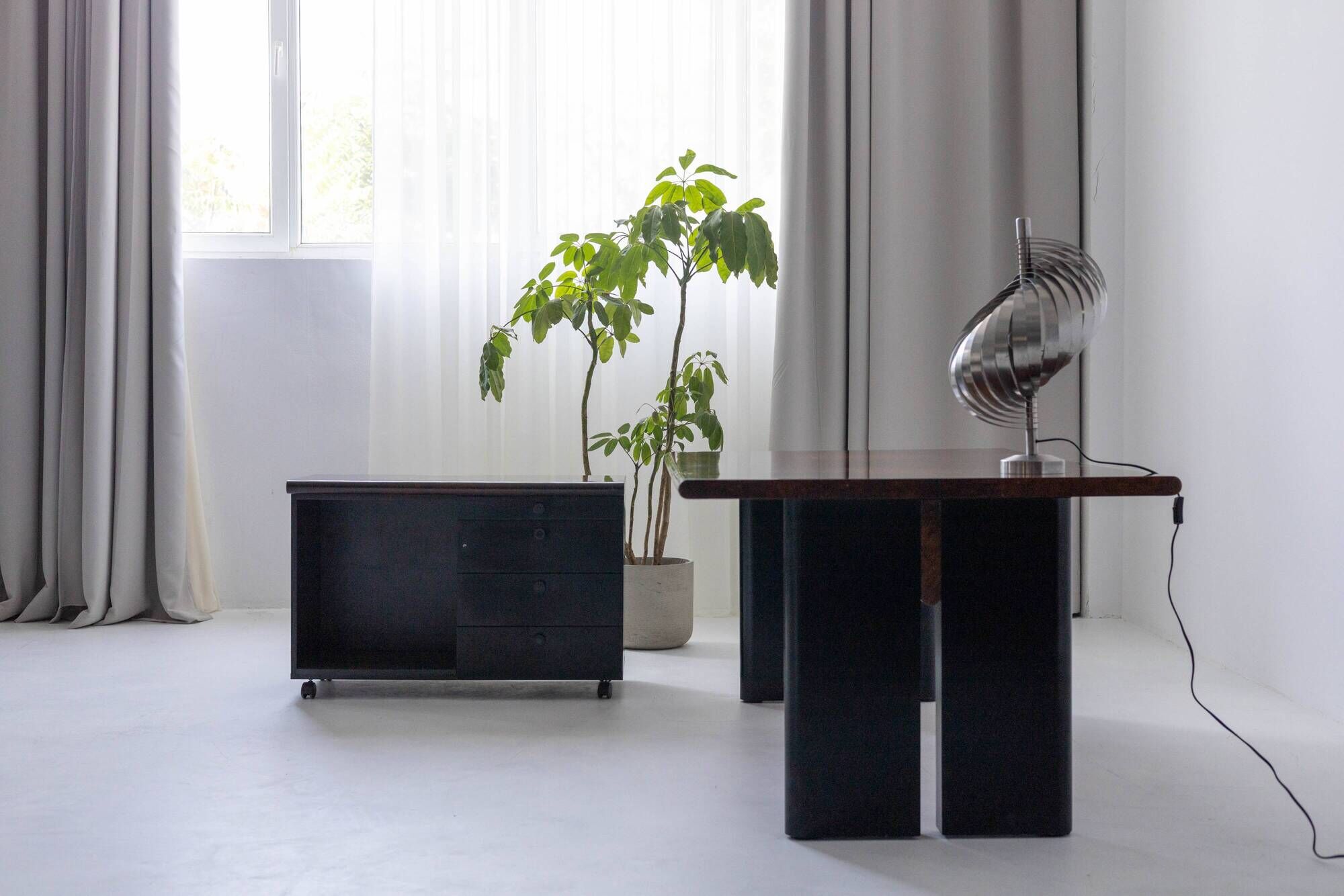 Executive burlwood desk 1980s