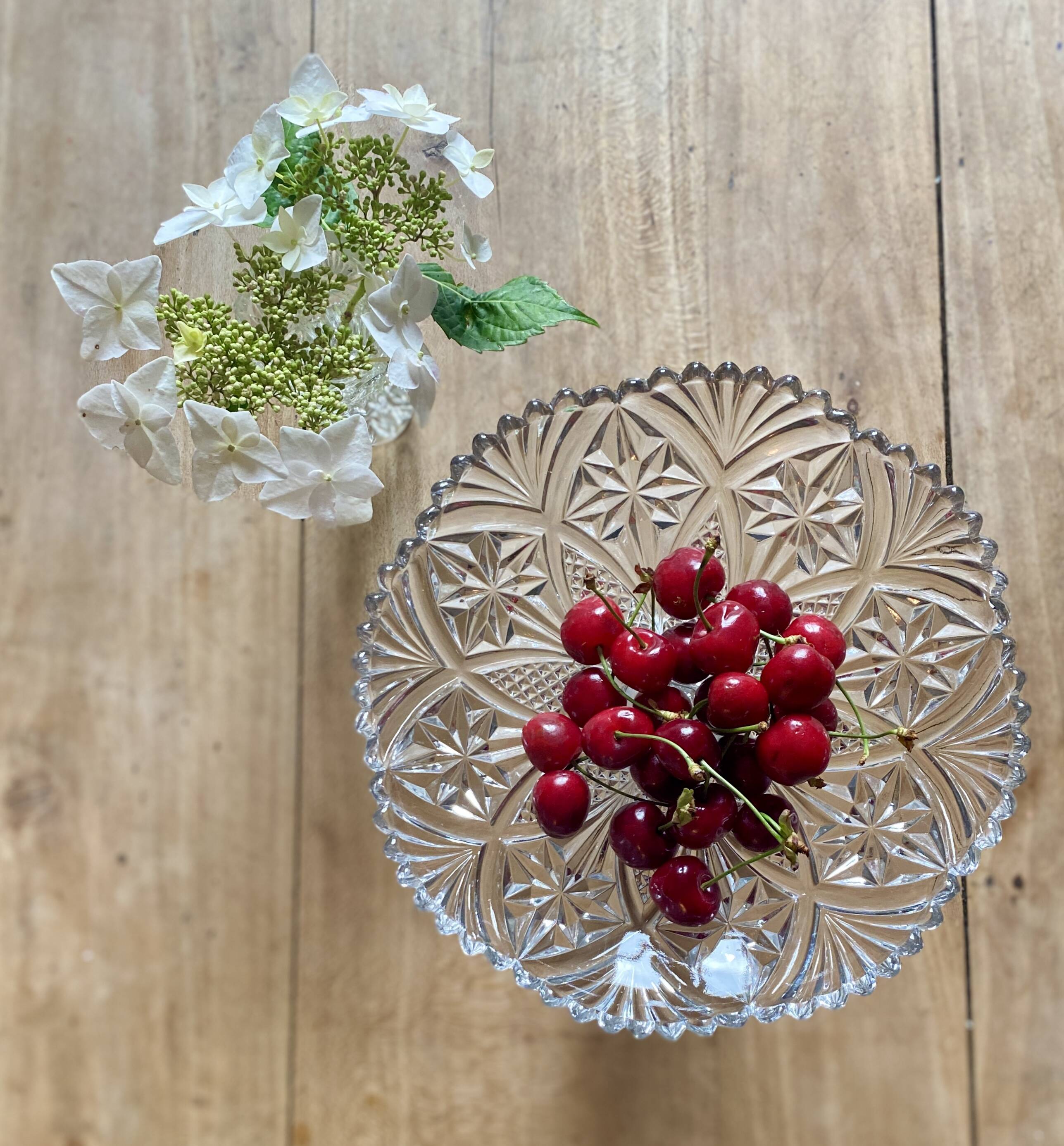 Compotier ou assiette à pied en verre ciselé vintage