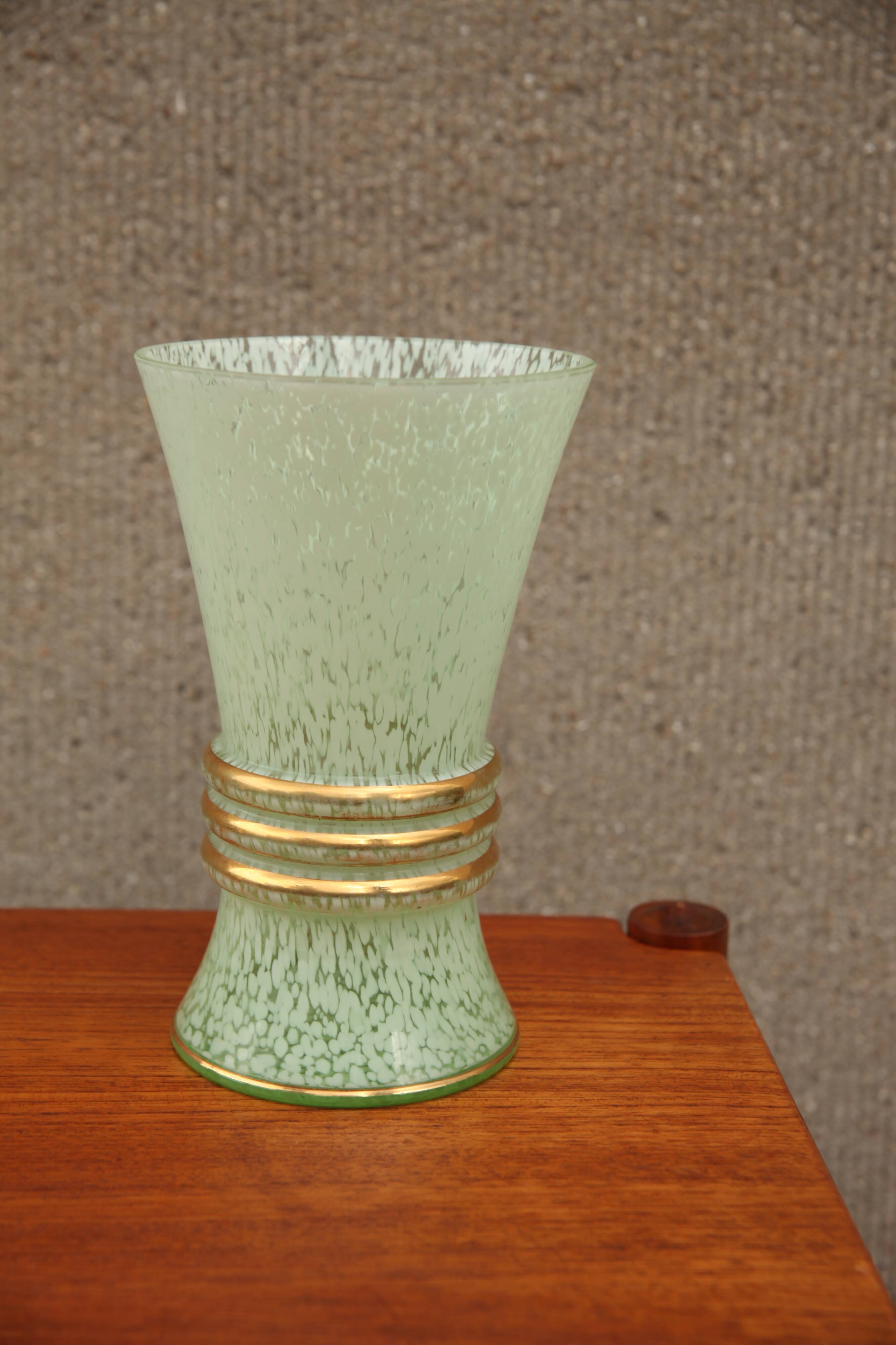 Vase vert d'eau moucheté à réhauts d'or circa 1970