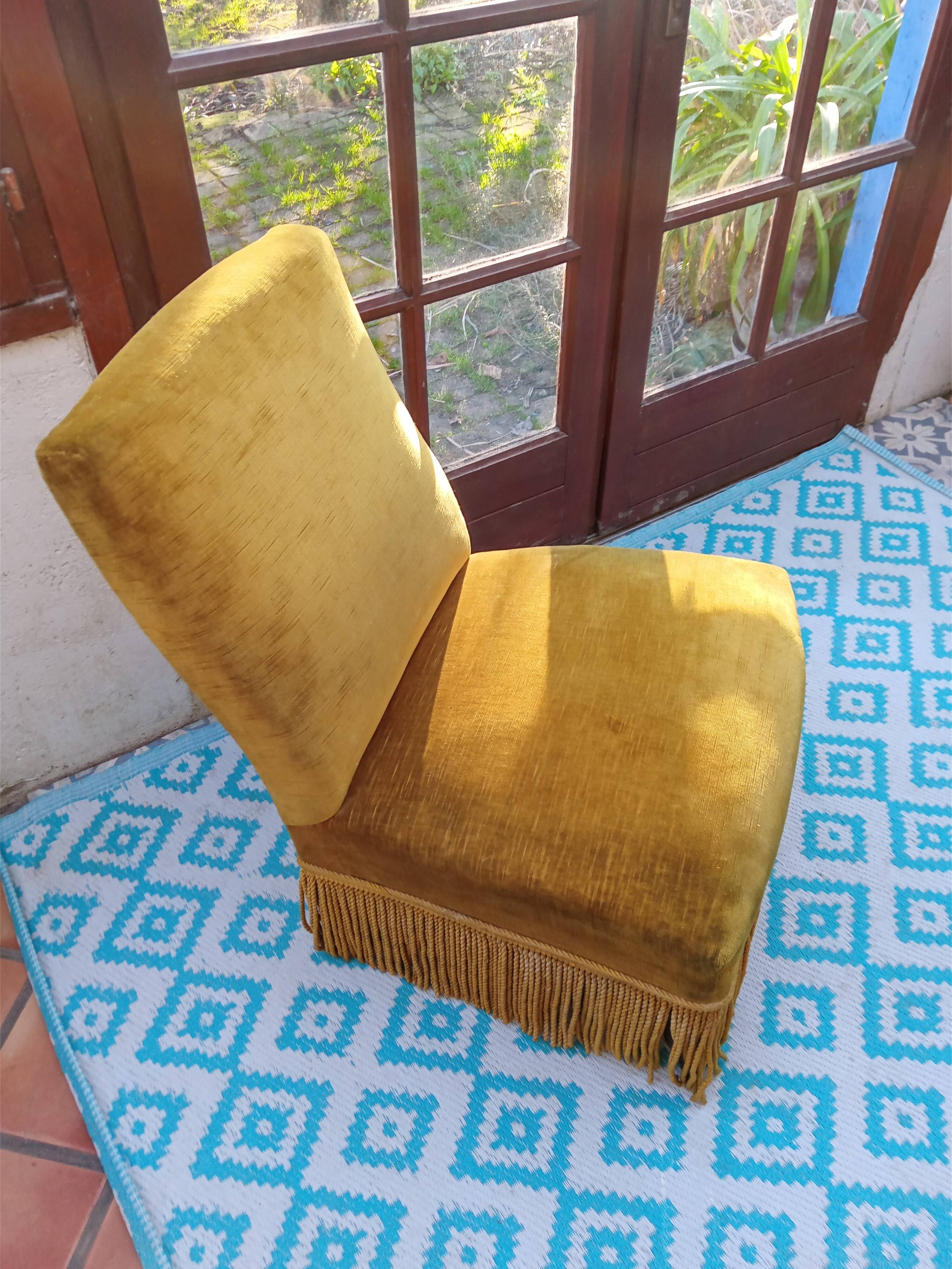 Fauteuil rapaud en velours moutarde