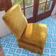 Fauteuil rapaud en velours moutarde