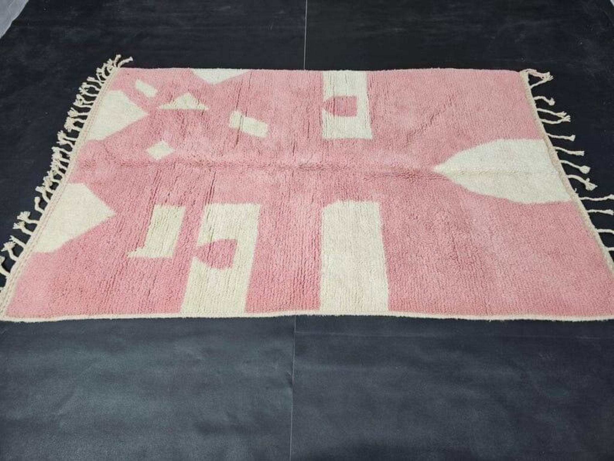 Beni Mrirt rug, handmade in traditional style, size 140 x 260 cm.
