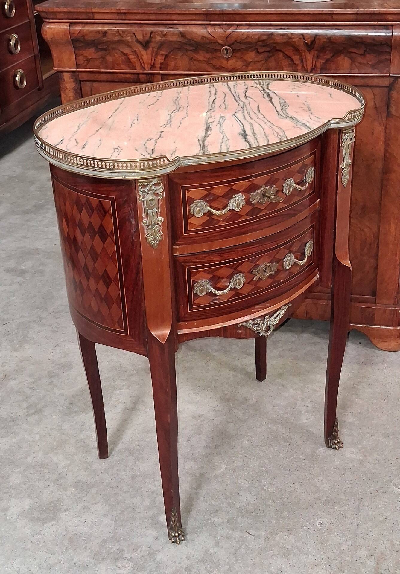 Commode sauteuse de forme rognon en marqueterie, marbre rose et bronzes