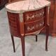 Commode sauteuse de forme rognon en marqueterie, marbre rose et bronzes