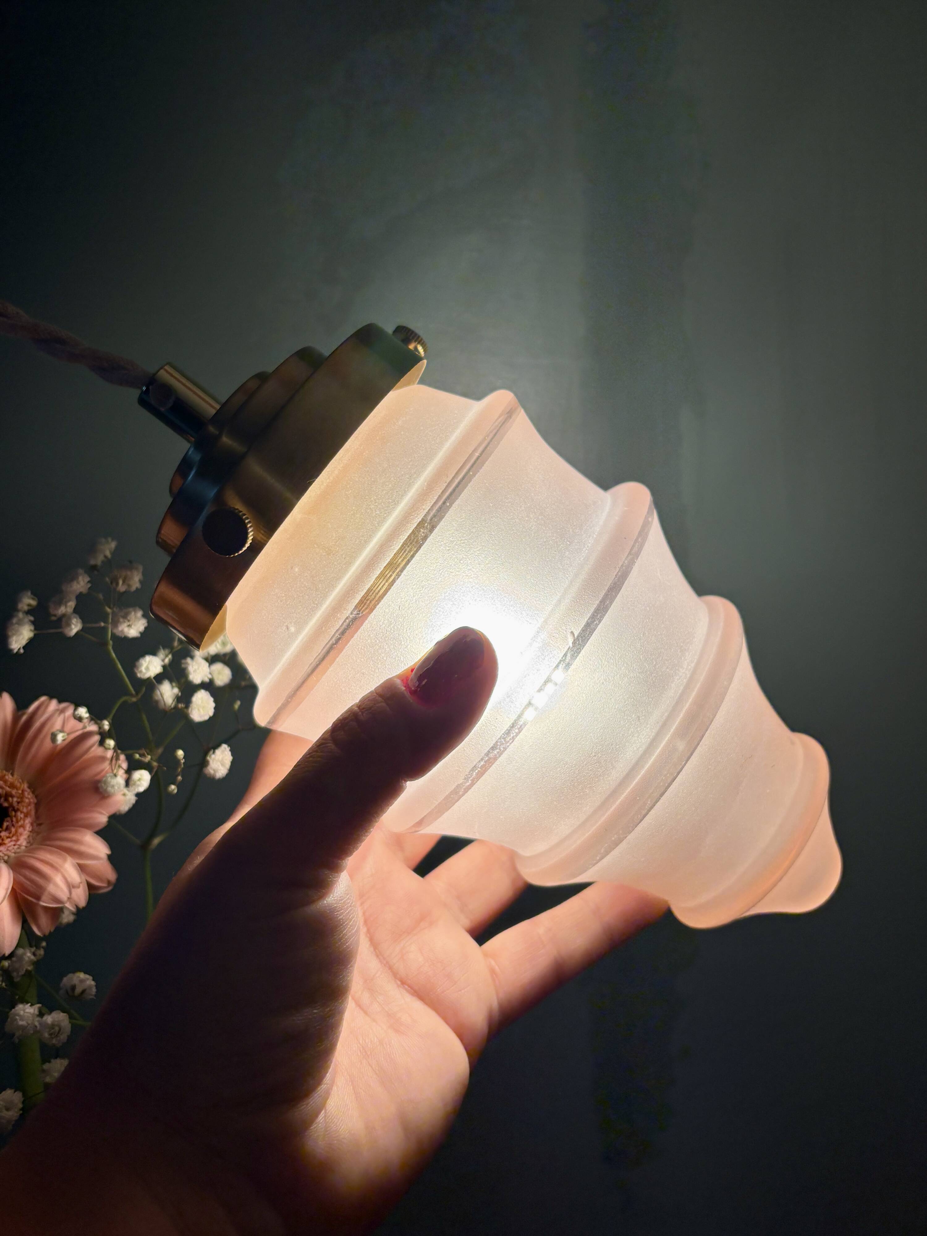 Suspension globe vintage en verre rose dépoli